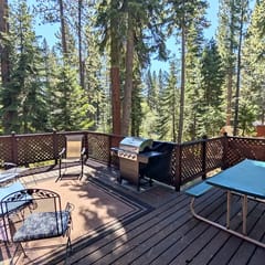 Aaron · Cozy Tahoe Vista Cabin · Walk to Beach · Pet-Friendly