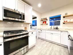 Alhambra · Remodeled 2BR · Fenced Yard · Walk to Midtown