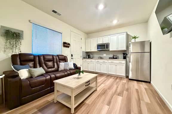 Private Guest Suite · Quiet Woodland Neighborhood - Image 1