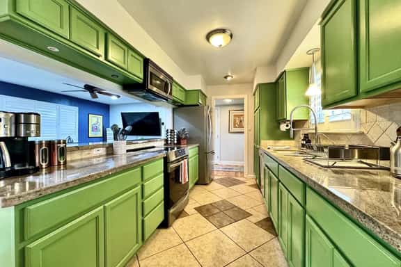 Riverview · Hot Tub · Huge Fenced Yard · EV Charger · Near DT Sac - Image 1