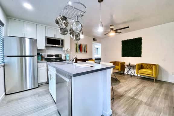 USt7 · Remodeled 3BR Apt · Downtown Sac · Walk Everywhere - Image 1
