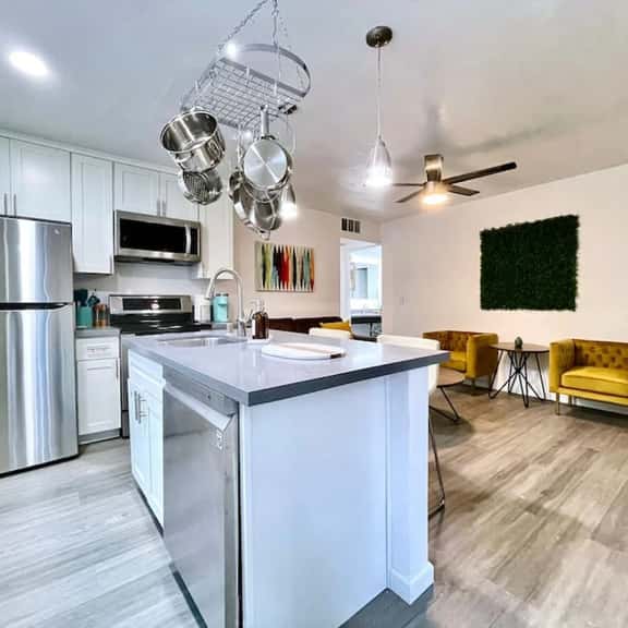 USt7 · Remodeled 3BR Apt · Downtown Sac · Walk Everywhere - Image 1