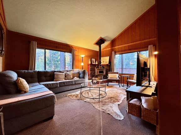 Aaron · Cozy Tahoe Vista Cabin · Walk to Beach · Pet-Friendly