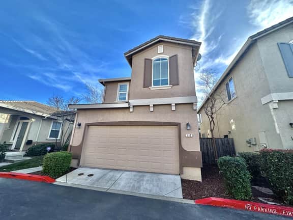 Dragon · 3BR · Garage Parking · 10 Min to SMF & Downtown