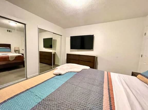 USt7 · Remodeled 3BR Apt · Downtown Sac · Walk Everywhere