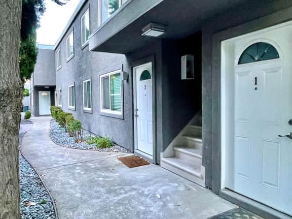 USt7 · Remodeled 3BR Apt · Downtown Sac · Walk Everywhere