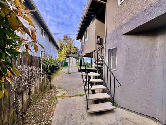 WSt5 · Remodeled 2BR Midtown · Walk to Everything · Secure Parking
