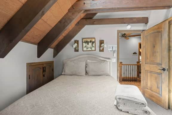 Hot Tub—Arcade—2 Fireplaces—Huge Private Yard - Image 3