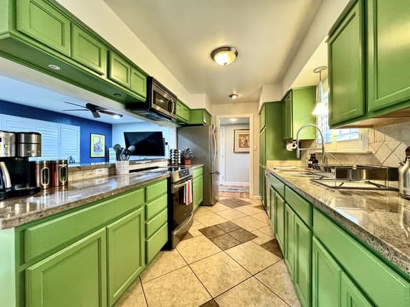 Riverview · Hot Tub · Huge Fenced Yard · EV Charger · Near DT Sac
