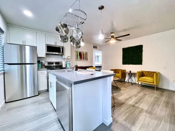 USt7 · Remodeled 3BR Apt · Downtown Sac · Walk Everywhere